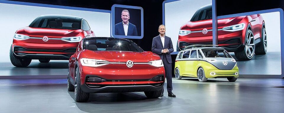 Auf der IAA 2017 präsentierte VW-Markenchef Dr. Herbert Diess den I. D. Crozz und I. D. Buzz: Bis 2025 will die Marke mehr als 20 reine E-Modelle anbieten. Auf der IAA 2017 präsentierte VW-Markenchef Dr. Herbert Diess den I. D. Crozz und I. D. Buzz: Bis 2025 will die Marke mehr als 20 reine E-Modelle anbieten.