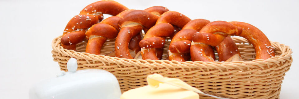 Um eine Butterbrezel ohne viel Aufwand herzustellen, haben zwei Tüftler eine Maschine konstruiert, die die Butter einspritzt. Um eine Butterbrezel ohne viel Aufwand herzustellen, haben zwei Tüftler eine Maschine konstruiert, die die Butter einspritzt.