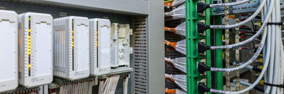 Leitsystemschrank bei Trinseo: Der Kunststoffhersteller verwendete VIP-Übergabemodule, vorkonfektionierte Systemkabel und Klemmenadapter und senkte die Zeit für die Umrüstung um zwei Wochen. Leitsystemschrank bei Trinseo: Der Kunststoffhersteller verwendete VIP-Übergabemodule, vorkonfektionierte Systemkabel und Klemmenadapter und senkte die Zeit für die Umrüstung um zwei Wochen.