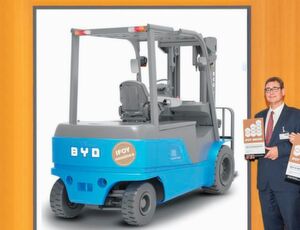 Javier Contijoch, BYD, bei der Übergabe des „Best-in-Intralogistics“-Award für den IFOY-nominierten Elektrostapler ECB50C. Javier Contijoch, BYD, bei der Übergabe des „Best-in-Intralogistics“-Award für den IFOY-nominierten Elektrostapler ECB50C.