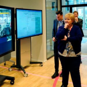 Prime minister Erna Solberg got to experience for herself how interaction between offshore and onshore in continuously improving with the help of new digital tools, when she took part in remote operations with Håvard Christian Leirvåg in the control room on the Gina Krog platform. Prime minister Erna Solberg got to experience for herself how interaction between offshore and onshore in continuously improving with the help of new digital tools, when she took part in remote operations with Håvard Christian Leirvåg in the control room on the Gina Krog platform.