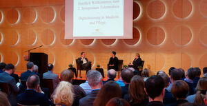 Podiumsgespräch auf dem Symposium Telemedizin mit Gesundheitsminister Manne Lucha und Wissenschaftsministerin Theresia Bauer Podiumsgespräch auf dem Symposium Telemedizin mit Gesundheitsminister Manne Lucha und Wissenschaftsministerin Theresia Bauer