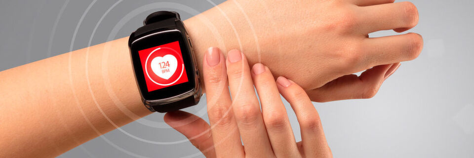 Die Patienten liefern Daten über smarte, mobile Devices wie Wearables. Der Markt für mHealth-Produkte hat sich in den letzten vier Jahren verdoppelt und bietet heute mehr als 100.000 Apps Die Patienten liefern Daten über smarte, mobile Devices wie Wearables. Der Markt für mHealth-Produkte hat sich in den letzten vier Jahren verdoppelt und bietet heute mehr als 100.000 Apps
