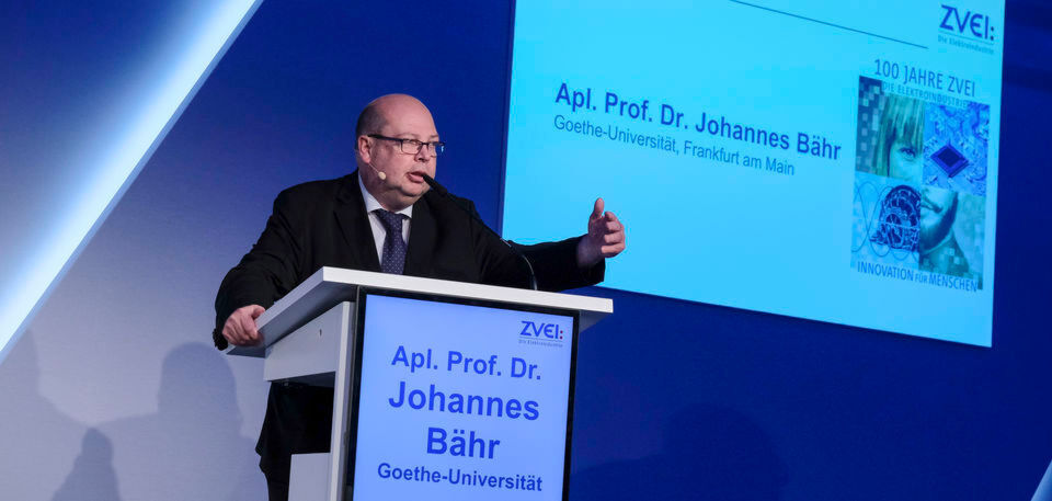Prof. Dr. Johannes Bähr, Goethe-Universität Frankfurt am Main, beim ZVEI-Impuls am 8. November 2017 in Berlin. Prof. Dr. Johannes Bähr, Goethe-Universität Frankfurt am Main, beim ZVEI-Impuls am 8. November 2017 in Berlin.