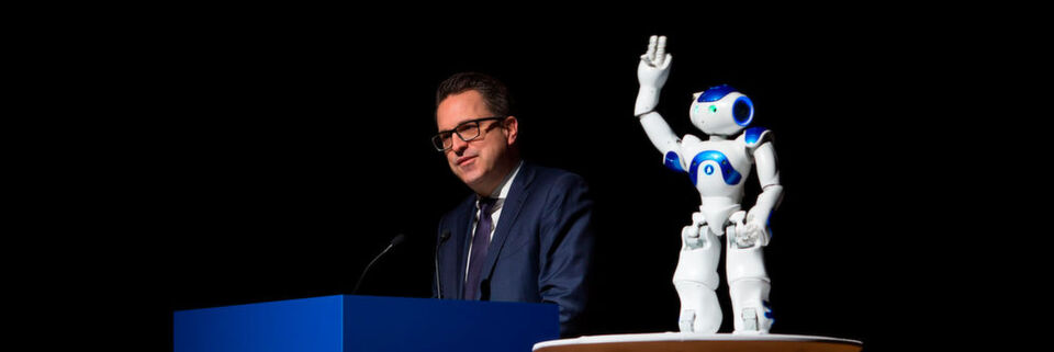 Henrik A. Schunk eröffnete gemeinsam mit NAO die zehnten Schunk Expert Days on Service Robotics. Der humanoide Roboter gab dem oft verwendeten Begriff Big Data ein Gesicht und wurde damit zur thematischen Leitfigur der Expertentage. Henrik A. Schunk eröffnete gemeinsam mit NAO die zehnten Schunk Expert Days on Service Robotics. Der humanoide Roboter gab dem oft verwendeten Begriff Big Data ein Gesicht und wurde damit zur thematischen Leitfigur der Expertentage.