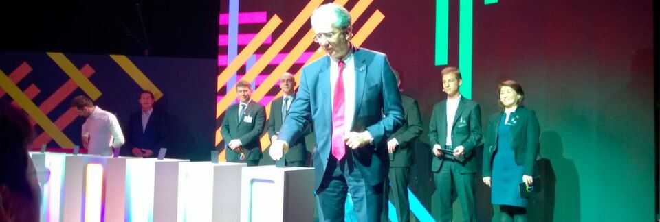 Covestro's Vorstandsvorsitzender Patrick Thomas eröffnete feierlich am 8.3.2018 die Produktion der CFRTP-Composites in Markt Bibart. Covestro's Vorstandsvorsitzender Patrick Thomas eröffnete feierlich am 8.3.2018 die Produktion der CFRTP-Composites in Markt Bibart.
