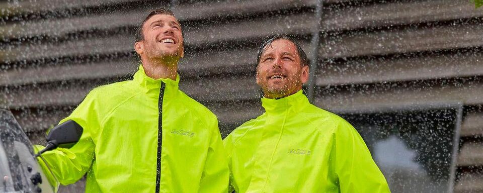 Die Overalls in Action: Der Stoff ist wasser- und winddicht. Die Overalls in Action: Der Stoff ist wasser- und winddicht.