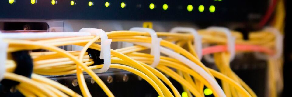 Sollen bei Industrie 4.0 Geräte und Komponenten interoperabel sein, so ist die Bedeutung ihrer Daten modellhaft zu beschreiben und für den Anwender verfügbar abzulegen oder mit dem Gerät auszuliefern. Sollen bei Industrie 4.0 Geräte und Komponenten interoperabel sein, so ist die Bedeutung ihrer Daten modellhaft zu beschreiben und für den Anwender verfügbar abzulegen oder mit dem Gerät auszuliefern.