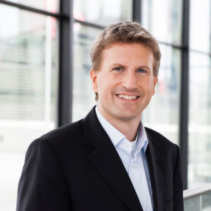 Nach seinem Studium arbeitete Hinz mehrere Jahre für die Dresdner Bank im Bereich Private Banking als Entwickler für Geschäftslogik. Nach seinem Studium arbeitete Hinz mehrere Jahre für die Dresdner Bank im Bereich Private Banking als Entwickler für Geschäftslogik.