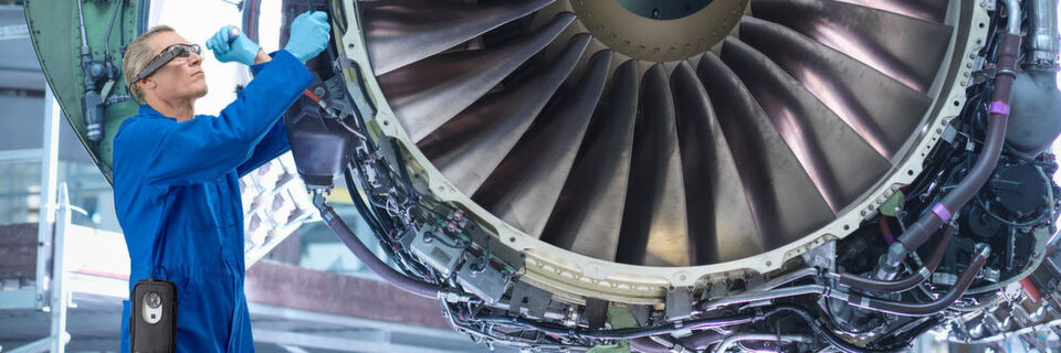 Für Industrie und Handel ist der DynaEdge DE-100 von Toshiba bestimmt. Die Lösung besteht aus dem akkubetriebenen Edge-PC mit Intel-Core-Prozessor und einer Datenbrille. Als Betriebssystem dient Windows 10 Pro oder IoT. Für Industrie und Handel ist der DynaEdge DE-100 von Toshiba bestimmt. Die Lösung besteht aus dem akkubetriebenen Edge-PC mit Intel-Core-Prozessor und einer Datenbrille. Als Betriebssystem dient Windows 10 Pro oder IoT.