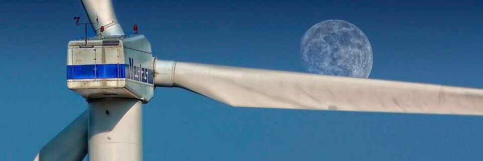 Gewöhnliche Rotorblätter reagieren sehr langsam auf wechselnde Windstärken. Bei zu starkem Wind drehen Anlagenbetriebter deshalb die Rotorblätter komplett aus dem Wind heraus. Gewöhnliche Rotorblätter reagieren sehr langsam auf wechselnde Windstärken. Bei zu starkem Wind drehen Anlagenbetriebter deshalb die Rotorblätter komplett aus dem Wind heraus.
