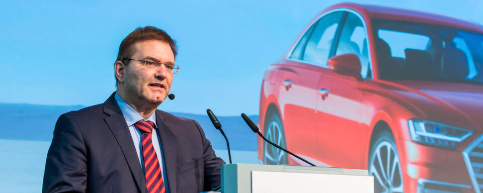 Vor rund 230 Teilnehmern referierte der Leichtbau-Spezialist Frank Venier vom Audi-Leichtbau-Zentrum über Leichtbau-Technologien im Flaggschiff A8. Vor rund 230 Teilnehmern referierte der Leichtbau-Spezialist Frank Venier vom Audi-Leichtbau-Zentrum über Leichtbau-Technologien im Flaggschiff A8.