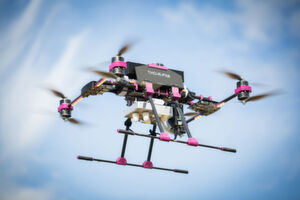 Mit dem Radarsensor Acorad-94 auf einem Oktocopter können Flughöhe und Abstände zu Hindernissen zu jeder Zeit zentimetergenau bestimmt werden. Mit dem Radarsensor Acorad-94 auf einem Oktocopter können Flughöhe und Abstände zu Hindernissen zu jeder Zeit zentimetergenau bestimmt werden.