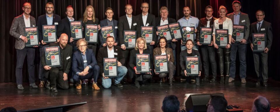 Die Vertreter der Top 22 „Best Brand“ 2018 der Zeitschrift Motorrad auf der Bühne des Stuttgarter Renitenztheaters. Die Vertreter der Top 22 „Best Brand“ 2018 der Zeitschrift Motorrad auf der Bühne des Stuttgarter Renitenztheaters.