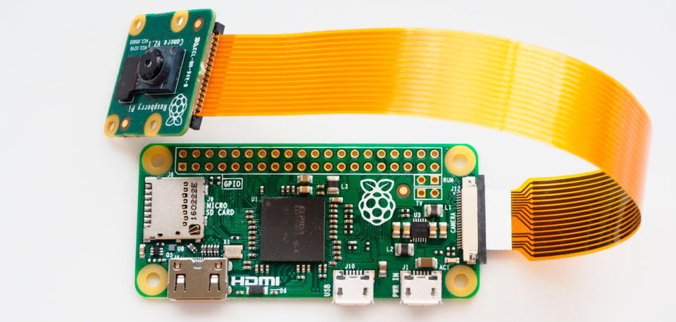 Raspberry Pi Zero: die Zero-Variante 1.3 des kleinsten Pis kommt mit Kameraport; angeschlossen ist die Tageslichtkamera. Raspberry Pi Zero: die Zero-Variante 1.3 des kleinsten Pis kommt mit Kameraport; angeschlossen ist die Tageslichtkamera.