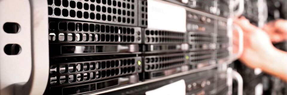 Neben den traditionellen SQL-Datenbanken und Data Warehouse werden mit Hadoop- und NoSQL-Datenbanken neue Ansätze der Datenhaltung in verteilten Computerclustern verfolgt, die deren Limitierungen hinsichtlich Skalierbarkeit, aber auch Kosten aufheben. Neben den traditionellen SQL-Datenbanken und Data Warehouse werden mit Hadoop- und NoSQL-Datenbanken neue Ansätze der Datenhaltung in verteilten Computerclustern verfolgt, die deren Limitierungen hinsichtlich Skalierbarkeit, aber auch Kosten aufheben.