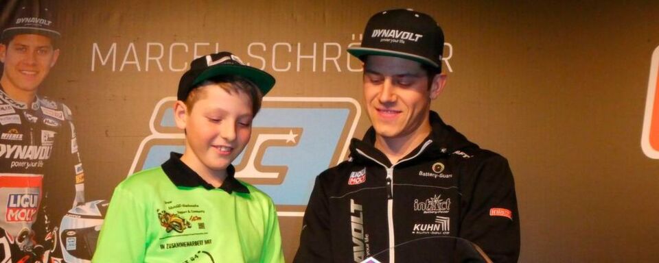 Luca Göttlicher bei der Urkundenunterzeichnung auf Marcel Schrötters Sportgerät 2018. Luca Göttlicher bei der Urkundenunterzeichnung auf Marcel Schrötters Sportgerät 2018.
