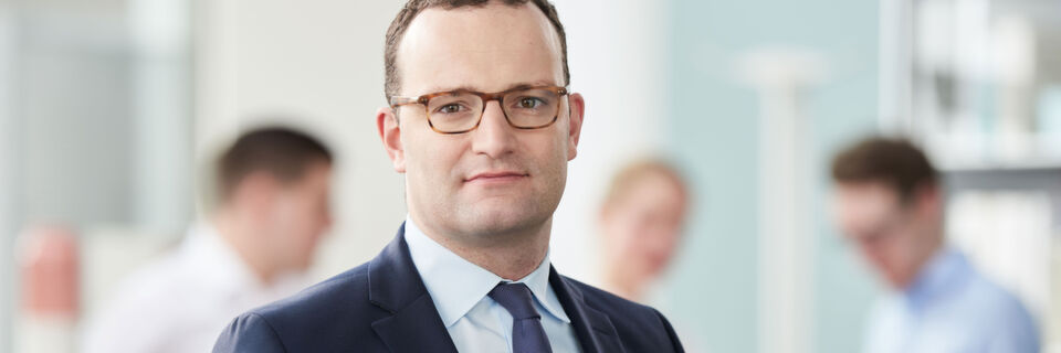 „Zwischen 2009 und 2015 war ich Gesundheitspolitischer Sprecher der CDU/CDU-Bundestagsfraktion und konnte in dieser Funktion einige wichtige Reformen mitgestalten. Wichtig ist, dass wir den Patienten in den Mittelpunkt stellen“, sagt der neue Gesundheitsminister Jens Spahn (CDU). „Zwischen 2009 und 2015 war ich Gesundheitspolitischer Sprecher der CDU/CDU-Bundestagsfraktion und konnte in dieser Funktion einige wichtige Reformen mitgestalten. Wichtig ist, dass wir den Patienten in den Mittelpunkt stellen“, sagt der neue Gesundheitsminister Jens Spahn (CDU).