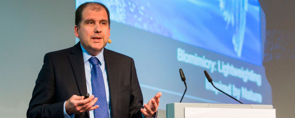 Simone Bonino, Vice President of Marketing bei Altair Engineering, stellte auf dem Leichtbau-Gipfel 2018 den Enlighten Award vor. Simone Bonino, Vice President of Marketing bei Altair Engineering, stellte auf dem Leichtbau-Gipfel 2018 den Enlighten Award vor.