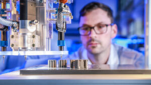 Johannes Rudolph überwacht im Labor den 3D-Multimaterialdruck einer elektrischen Maschine bei dem erstmals Kupfer, Keramik und Eisen gleichzeitig in einem Druckprozess zum Einsatz kommen. Johannes Rudolph überwacht im Labor den 3D-Multimaterialdruck einer elektrischen Maschine bei dem erstmals Kupfer, Keramik und Eisen gleichzeitig in einem Druckprozess zum Einsatz kommen.