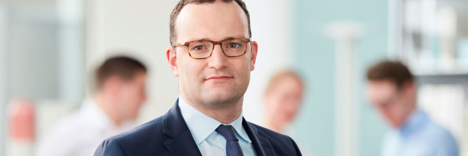 „Zwischen 2009 und 2015 war ich Gesundheitspolitischer Sprecher der CDU/CDU-Bundestagsfraktion und konnte in dieser Funktion einige wichtige Reformen mitgestalten. Wichtig ist, dass wir den Patienten in den Mittelpunkt stellen“, sagt der neue Gesundheitsminister Jens Spahn (CDU). „Zwischen 2009 und 2015 war ich Gesundheitspolitischer Sprecher der CDU/CDU-Bundestagsfraktion und konnte in dieser Funktion einige wichtige Reformen mitgestalten. Wichtig ist, dass wir den Patienten in den Mittelpunkt stellen“, sagt der neue Gesundheitsminister Jens Spahn (CDU).