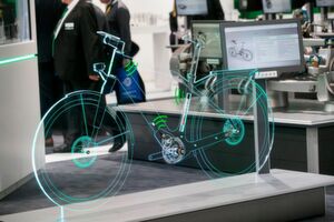 Das gläserne Fahrrad auf der Sonderschau „Intelligente Fluid- und Antriebstechnik“ demonstriert das intelligente Zusammenspiel von Mechanik und Elektronik. Das gläserne Fahrrad auf der Sonderschau „Intelligente Fluid- und Antriebstechnik“ demonstriert das intelligente Zusammenspiel von Mechanik und Elektronik.