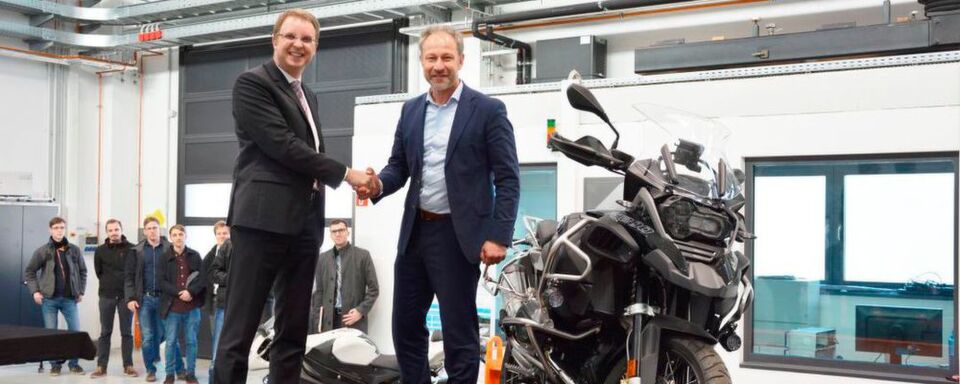 Die Kooperation zwischen BMW Motorrad und der TU Dresden soll auch in Zukunft bestehen bleiben. Die Kooperation zwischen BMW Motorrad und der TU Dresden soll auch in Zukunft bestehen bleiben.