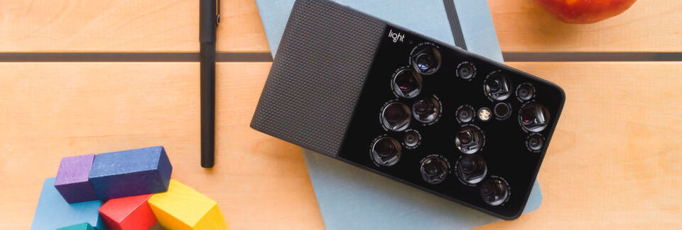 Sieht so die Kamera die Zukunft aus? Der amerikanische Hersteller Light will mit der L16 den Fotomarkt revolutionieren und greift auf Künstliche Intelligenz zurück. Sieht so die Kamera die Zukunft aus? Der amerikanische Hersteller Light will mit der L16 den Fotomarkt revolutionieren und greift auf Künstliche Intelligenz zurück.