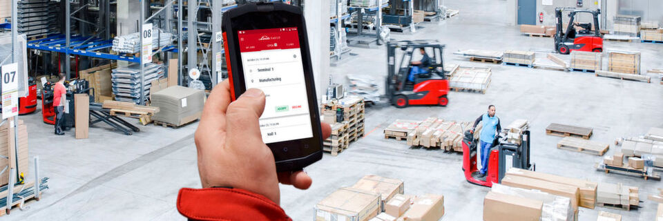 Per Truck-Call-App von Linde Material Handling lassen sich Fahraufträge digital zuweisen. Per Truck-Call-App von Linde Material Handling lassen sich Fahraufträge digital zuweisen.