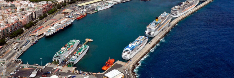 Akkord-Montage unter Wasser: Während das Kreuzfahrtschiff in Teneriffa vor Anker lag, montierten die Techniker einen Flossenstabilisator. Akkord-Montage unter Wasser: Während das Kreuzfahrtschiff in Teneriffa vor Anker lag, montierten die Techniker einen Flossenstabilisator.