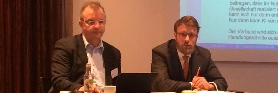 V.l.: Verbandspräsident Jörg Bienert (aiso-lab) und Marcus Ewald, Vorsitzender des politischen Beirats. V.l.: Verbandspräsident Jörg Bienert (aiso-lab) und Marcus Ewald, Vorsitzender des politischen Beirats.