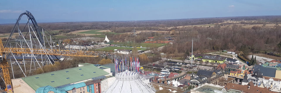 Über dem Europa-Park in Rust gab es an einem Tag kaum Wolken, das Cloudfest im Dome hatte dagegen die Cloud fest im Blick. Über dem Europa-Park in Rust gab es an einem Tag kaum Wolken, das Cloudfest im Dome hatte dagegen die Cloud fest im Blick.