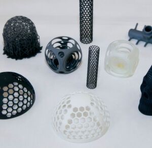 Henkel treibt die Kommerzialisierung maßgeschneiderter Materialien für 3D-Druck-Lösungen voran und bietet, wie es heißt, den Anwendern technologisch umfangreichen Service sowie auch die nötige Gerätekompetenz. Dafür baue der Unternehmensbereich Adhesive Technologies kontinuierlich sein Netzwerk strategischer Partnerschaften mit globalen Technologieführern aus. Henkel treibt die Kommerzialisierung maßgeschneiderter Materialien für 3D-Druck-Lösungen voran und bietet, wie es heißt, den Anwendern technologisch umfangreichen Service sowie auch die nötige Gerätekompetenz. Dafür baue der Unternehmensbereich Adhesive Technologies kontinuierlich sein Netzwerk strategischer Partnerschaften mit globalen Technologieführern aus.