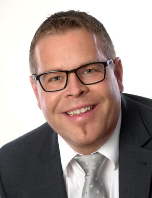 Seit 1995 arbeitet Diplom-Ingenieur Bernd Dürr als Fachplaner und Projektleiter in bundesweiten Projekten zur Ausstattung von Rechenzentren und IT-Räumen. Seit 2013 in seinem eigenen Ingenieurbüro. Seit 1995 arbeitet Diplom-Ingenieur Bernd Dürr als Fachplaner und Projektleiter in bundesweiten Projekten zur Ausstattung von Rechenzentren und IT-Räumen. Seit 2013 in seinem eigenen Ingenieurbüro.