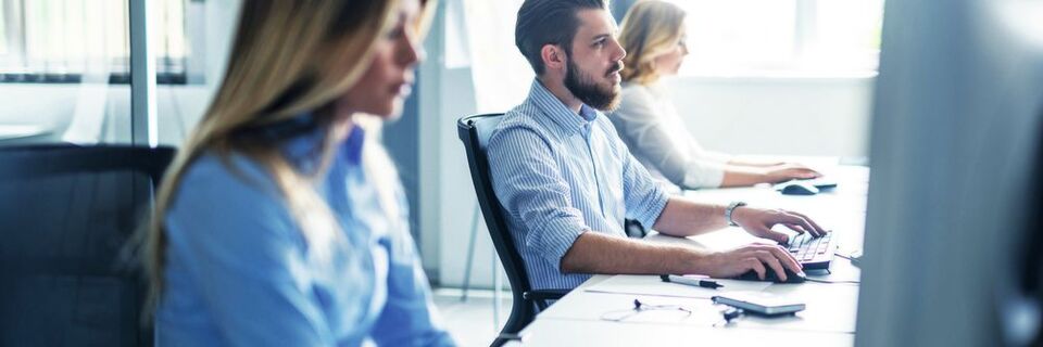 Häufig sind Mitarbeiter, die im Rahmen ihrer alltäglichen Arbeit mit einer Vielzahl an Mails von fremden Absendern zu tun haben, beliebte Opfer für Spear-Phishing und CEO-Betrug Häufig sind Mitarbeiter, die im Rahmen ihrer alltäglichen Arbeit mit einer Vielzahl an Mails von fremden Absendern zu tun haben, beliebte Opfer für Spear-Phishing und CEO-Betrug
