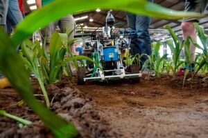Vorbild Beteigeuze: Das Roboterauto nutzt die gleiche Navigationsmethode wie das Assistenzsystem Camassio; hier beim Field Robot Event 2017. Vorbild Beteigeuze: Das Roboterauto nutzt die gleiche Navigationsmethode wie das Assistenzsystem Camassio; hier beim Field Robot Event 2017.