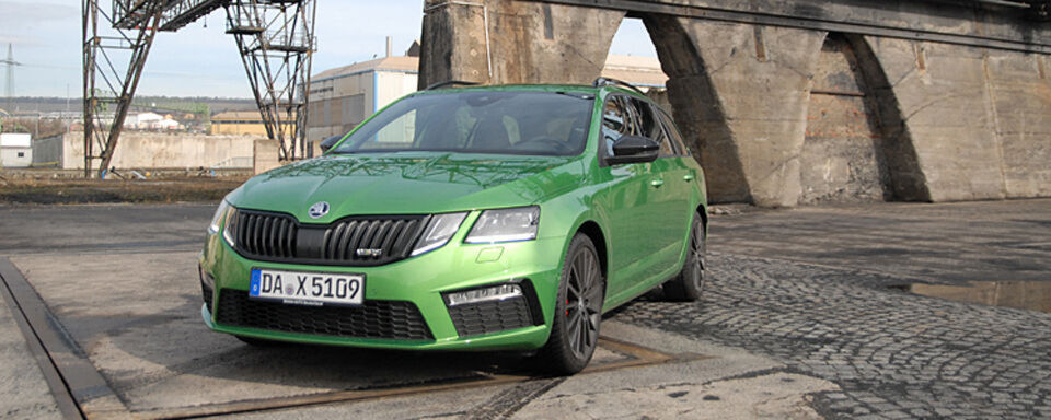 Aktuell dürfen wir den überarbeiteten Skoda Octavia RS in Rallye-Grün-Metallic und einem 2,0-Liter-TSI mit 169 kW / 230 PS testen. Aktuell dürfen wir den überarbeiteten Skoda Octavia RS in Rallye-Grün-Metallic und einem 2,0-Liter-TSI mit 169 kW / 230 PS testen.