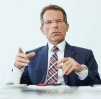 Dieter Pesch, Bereichsleiter Produktmanagement und Produktentwicklung, Eplan Software & Service, Monheim am Rhein: „Industrie 4.0 fordert, zusammen mit anderen Unternehmen gemeinsam Lösungen zu entwickeln.“ Dieter Pesch, Bereichsleiter Produktmanagement und Produktentwicklung, Eplan Software & Service, Monheim am Rhein: „Industrie 4.0 fordert, zusammen mit anderen Unternehmen gemeinsam Lösungen zu entwickeln.“