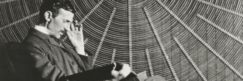 Nikola Tesla vor einer Spiralspule, die er für seine Experimente verwendete. Dieses Foto wurde erstmals 1896 in der Zeitschrift Electrical Review veröffentlicht. Nikola Tesla vor einer Spiralspule, die er für seine Experimente verwendete. Dieses Foto wurde erstmals 1896 in der Zeitschrift Electrical Review veröffentlicht.