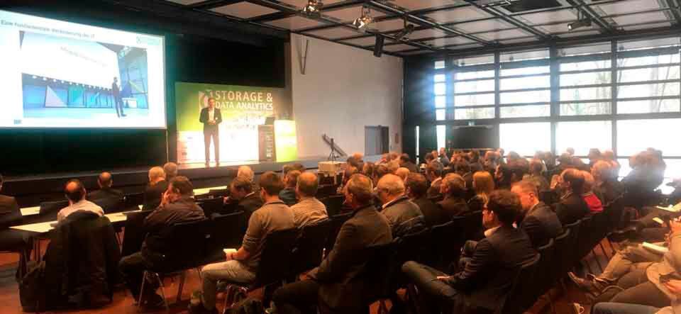 Volles Haus bei der Eröffnungskeynote der #storagetc von Carsten Bange @BARC_Research - Künstliche Intelligenz & Big Data: Wie Algorithmen unsere Daten beflügeln. Volles Haus bei der Eröffnungskeynote der #storagetc von Carsten Bange @BARC_Research - Künstliche Intelligenz & Big Data: Wie Algorithmen unsere Daten beflügeln.
