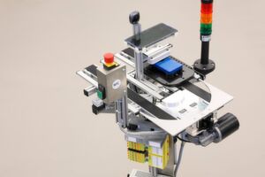 Auf dem Transportsystem installierte Kameras zur optischen Qualitätsprüfung liefern hohe Datenmengen, die mit der 5G-Techologie mobil in die Cloud zur Auswertung übertragen werden. Somit kann die Totzeit beim Produkttransport sinnvoll genutzt werden Auf dem Transportsystem installierte Kameras zur optischen Qualitätsprüfung liefern hohe Datenmengen, die mit der 5G-Techologie mobil in die Cloud zur Auswertung übertragen werden. Somit kann die Totzeit beim Produkttransport sinnvoll genutzt werden