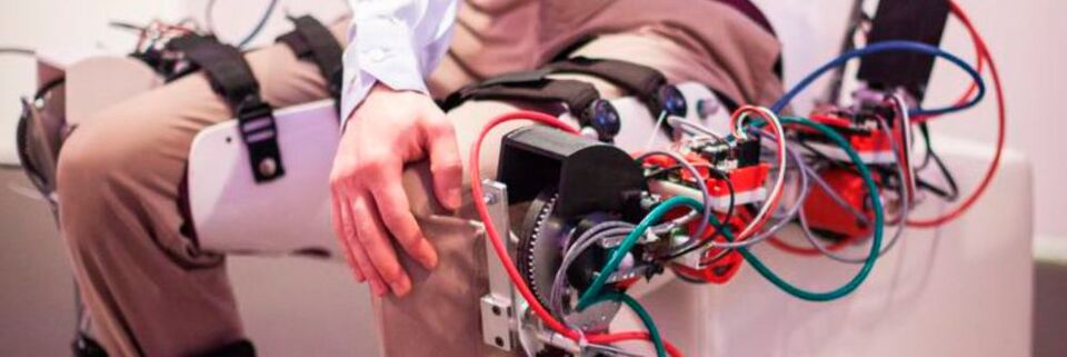 Wissenschaftler haben mithilfe von 3D-Scannern und 3D-Druckern ein mit verstellbaren Orthesen ausgestattetes, unterstützendes Exoskelett mit Antrieb entwickelt. Wissenschaftler haben mithilfe von 3D-Scannern und 3D-Druckern ein mit verstellbaren Orthesen ausgestattetes, unterstützendes Exoskelett mit Antrieb entwickelt.