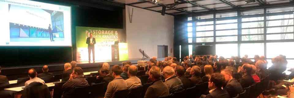 Volles Haus bei der Eröffnungskeynote der #storagetc von Carsten Bange @BARC_Research - Künstliche Intelligenz & Big Data: Wie Algorithmen unsere Daten beflügeln. Volles Haus bei der Eröffnungskeynote der #storagetc von Carsten Bange @BARC_Research - Künstliche Intelligenz & Big Data: Wie Algorithmen unsere Daten beflügeln.
