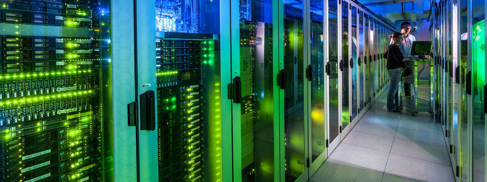 Bei 1&1 stehen die die Server in den Rechenzentren dicht gepackt. Bei 1&1 stehen die die Server in den Rechenzentren dicht gepackt.