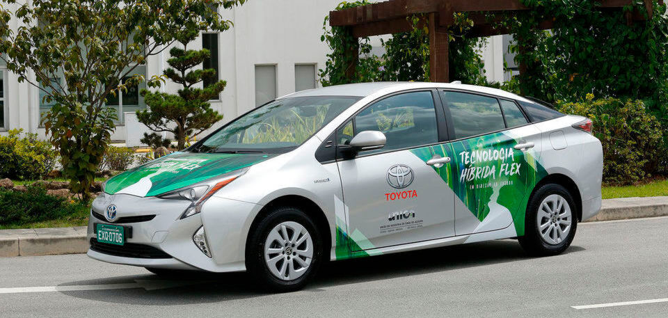 Toyota hat einen Benzinmotor für alternative Kraftstoffe entwickelt. Der „Flex-Fuel-Hybrid“ soll zum Beispiel Ethanol verbrennen können und somit für den südamerikanischen Markt attraktiv sein. Toyota hat einen Benzinmotor für alternative Kraftstoffe entwickelt. Der „Flex-Fuel-Hybrid“ soll zum Beispiel Ethanol verbrennen können und somit für den südamerikanischen Markt attraktiv sein.