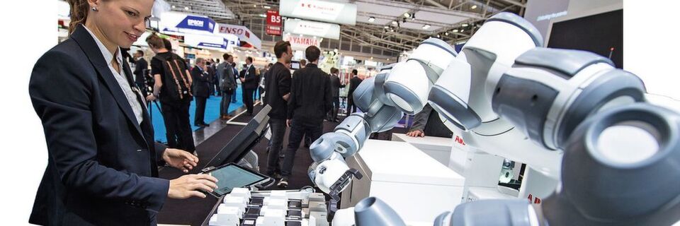 Mit der Mensch-Roboter- Kollaboration wird die Arbeitsteilung zwischen Mensch und Maschine neu gestaltet. Mit der Mensch-Roboter- Kollaboration wird die Arbeitsteilung zwischen Mensch und Maschine neu gestaltet.