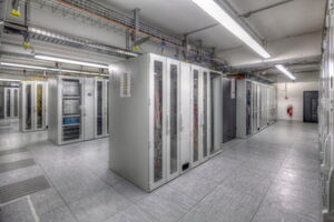Der Computercluster Atlas am Albert-Einstein-Institut in Hannover ist der weltweit leistungsfähigste zur Gravitationswellen-Datenanalyse genutzte Großrechner. Der Computercluster Atlas am Albert-Einstein-Institut in Hannover ist der weltweit leistungsfähigste zur Gravitationswellen-Datenanalyse genutzte Großrechner.
