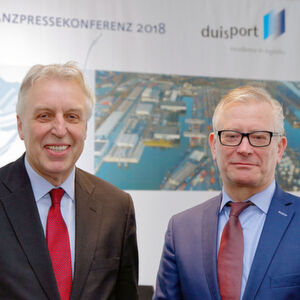 Der Duisport-Vorstand Erich Staake (Vorsitzender, l.) und Prof. Thomas Schlipköther bei der diesjährigen Pressekonferenz. Der Duisport-Vorstand Erich Staake (Vorsitzender, l.) und Prof. Thomas Schlipköther bei der diesjährigen Pressekonferenz.