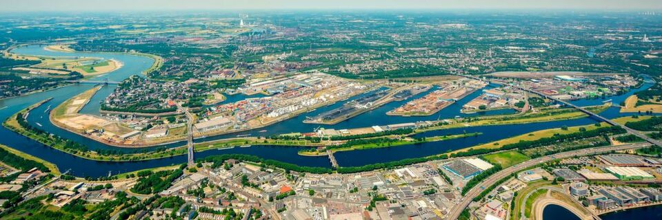 Im Duisport wird schwer investiert – neben dem Engagement für die Infra- und Suprastruktur zuletzt in ein Warehouse für DB Schenker als Dienstleister der Daimler AG auf der Duisburger Mercatorinsel. Im Duisport wird schwer investiert – neben dem Engagement für die Infra- und Suprastruktur zuletzt in ein Warehouse für DB Schenker als Dienstleister der Daimler AG auf der Duisburger Mercatorinsel.