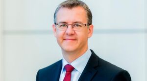 Christoph Winterhalter, Vorsitzender des Vorstandes bei DIN: „Innovationen entstehen am laufenden Band und in immer kürzerer Zeit. Ob eine Idee erfolgreich ist, hängt häufig davon ab, wie schnell sie im Markt verbreitet wird. Deshalb machen wir auch in der Normung ordentlich Tempo.“ Christoph Winterhalter, Vorsitzender des Vorstandes bei DIN: „Innovationen entstehen am laufenden Band und in immer kürzerer Zeit. Ob eine Idee erfolgreich ist, hängt häufig davon ab, wie schnell sie im Markt verbreitet wird. Deshalb machen wir auch in der Normung ordentlich Tempo.“